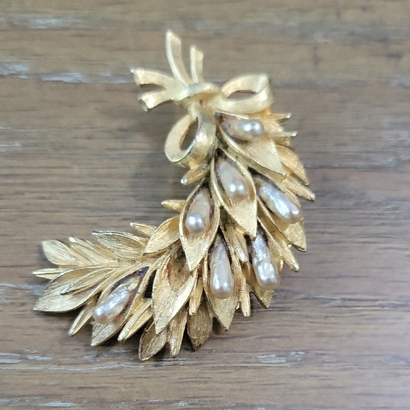 Gold tone Botanical Brooch with Pearl Accents marked Florenza - Picture 1 of 5